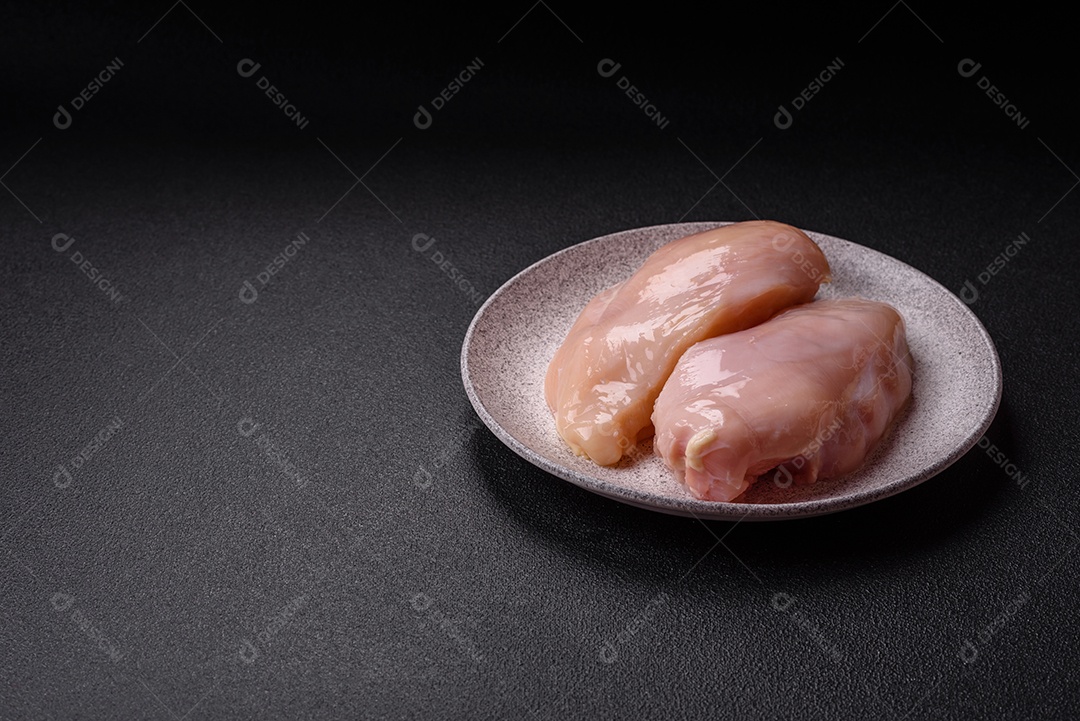 Filés de peito de frango crus, sem pele ou osso