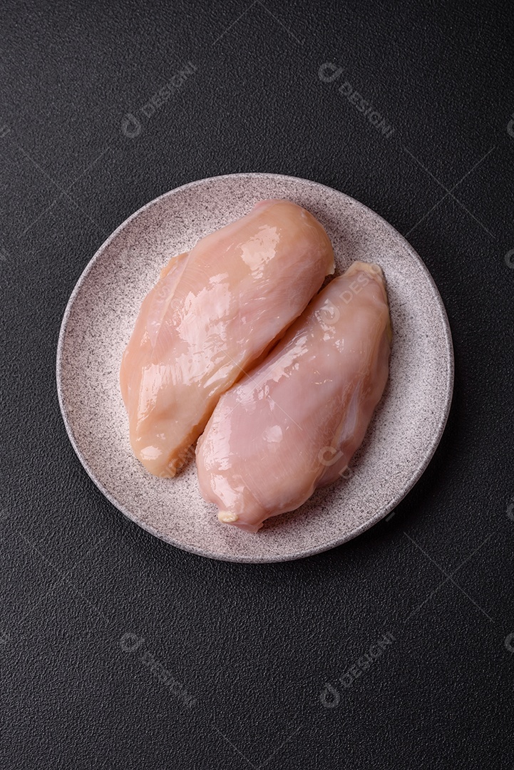 Filés de peito de frango crus, sem pele ou osso