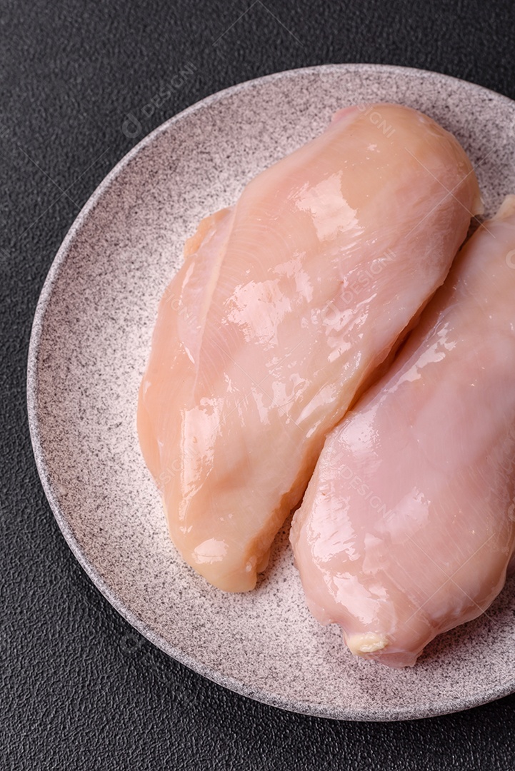 Filés de peito de frango crus, sem pele ou osso