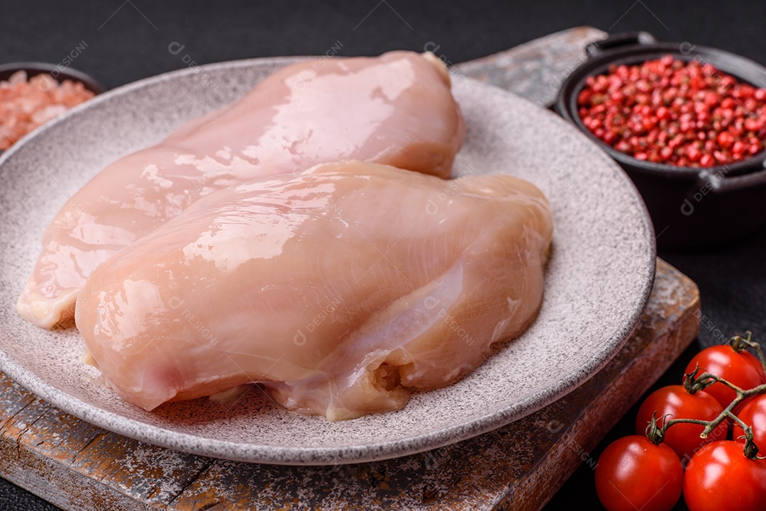 Filés de peito de frango crus, sem pele ou osso