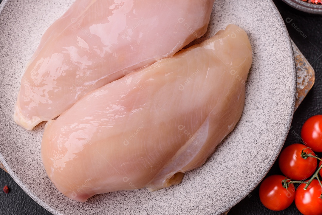 Filés de peito de frango crus, sem pele ou osso