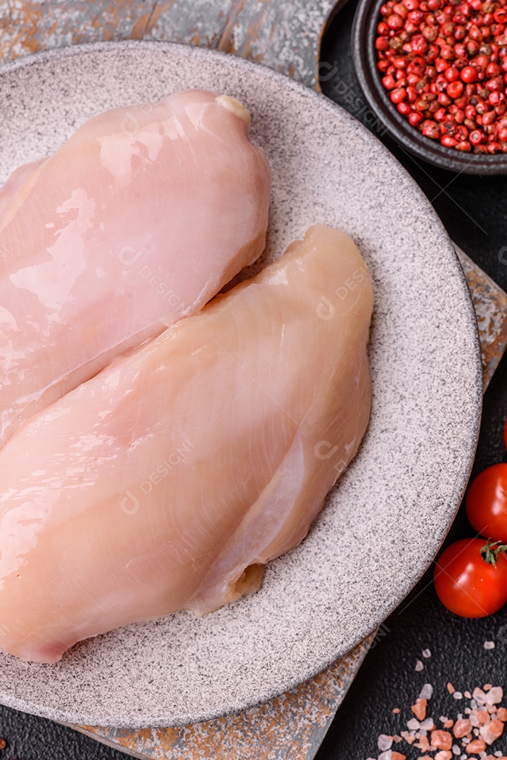 Filés de peito de frango crus, sem pele ou osso