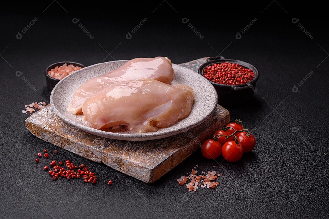 Filés de peito de frango crus, sem pele ou osso