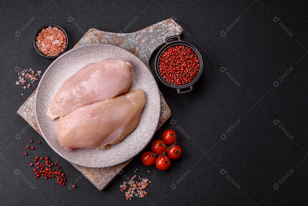 Filés de peito de frango crus, sem pele ou osso