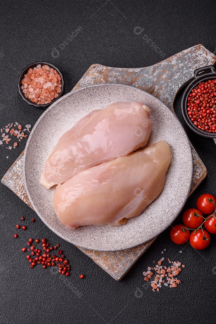 Filés de peito de frango crus, sem pele ou osso