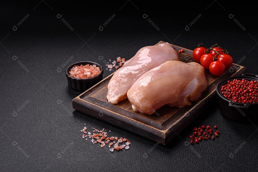 Filés de peito de frango crus, sem pele ou osso