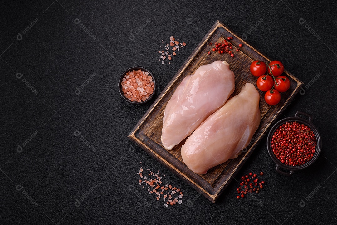 Filés de peito de frango crus, sem pele ou osso