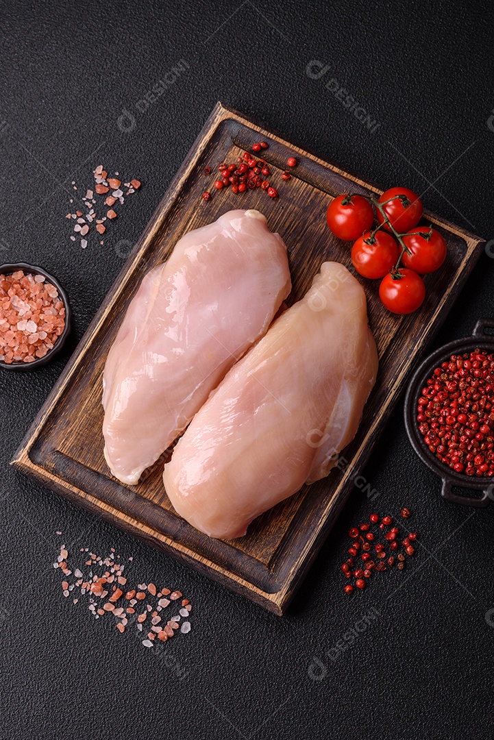 Filés de peito de frango crus, sem pele ou osso