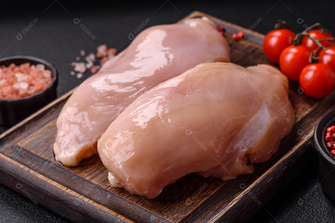 Filés de peito de frango crus, sem pele ou osso