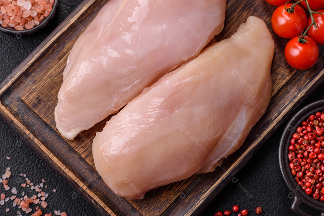 Filés de peito de frango crus, sem pele ou osso