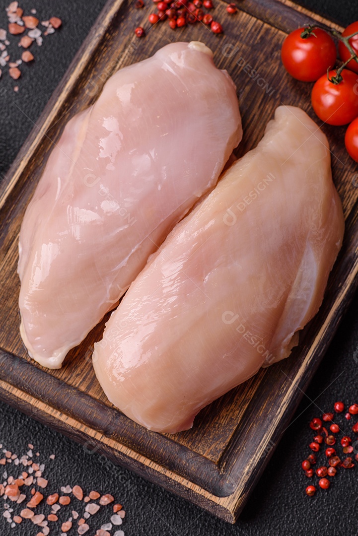 Filés de peito de frango crus, sem pele ou osso