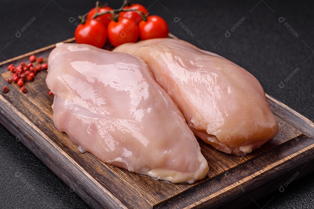 Filés de peito de frango crus, sem pele ou osso