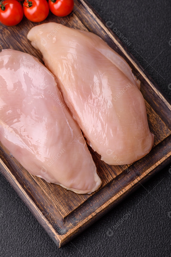 Filés de peito de frango crus, sem pele ou osso