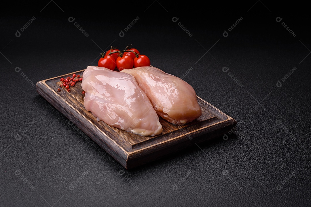 Filés de peito de frango crus, sem pele ou osso