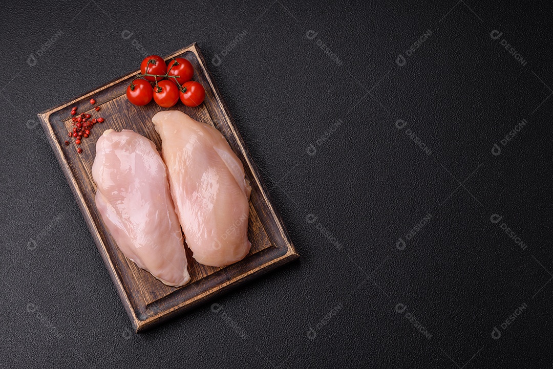 Filés de peito de frango crus, sem pele ou osso