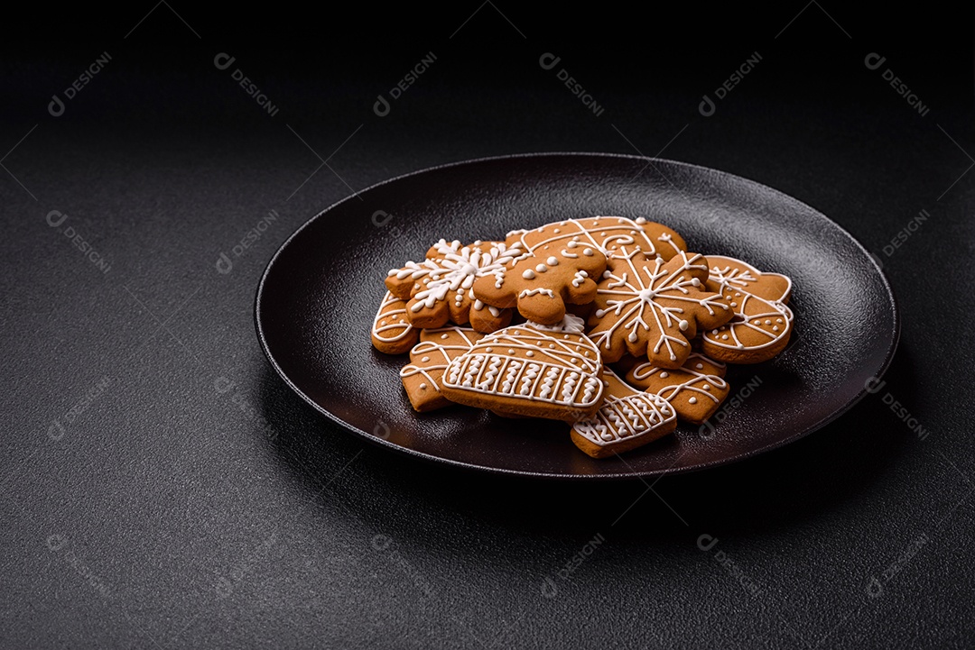 Biscoitos de gengibre decorados, um clássico da culinária natalina