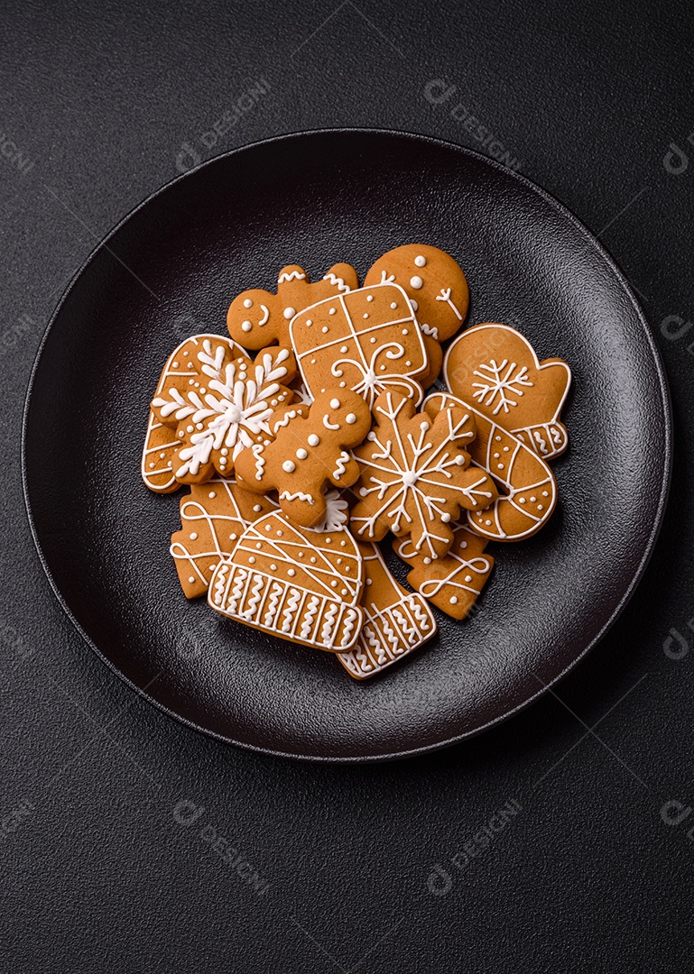Biscoitos de gengibre decorados, um clássico da culinária natalina