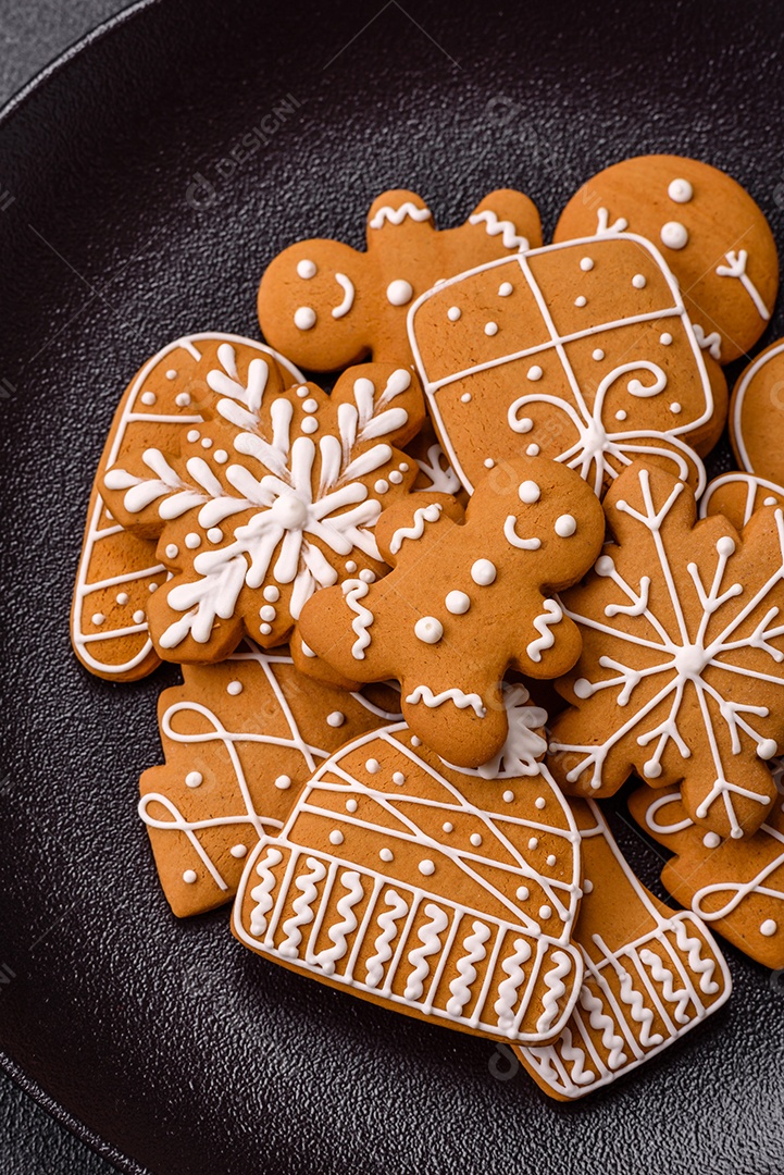 Biscoitos de gengibre decorados, um clássico da culinária natalina