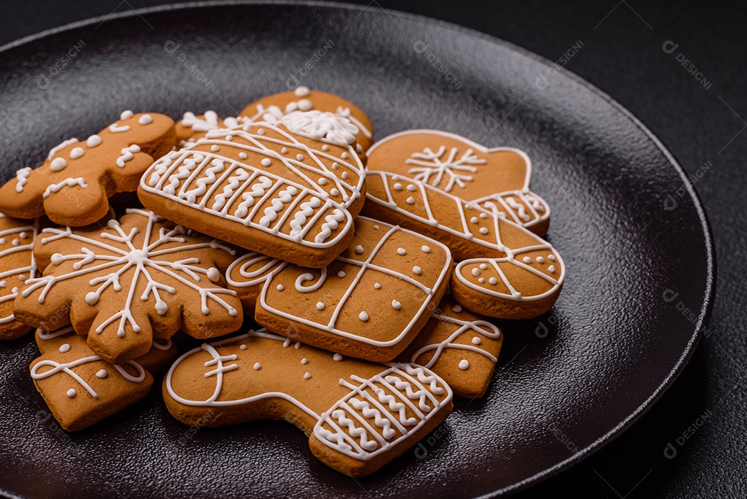 Biscoitos de gengibre decorados, um clássico da culinária natalina