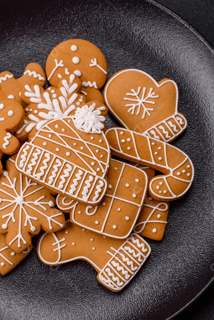 Biscoitos de gengibre decorados, um clássico da culinária natalina