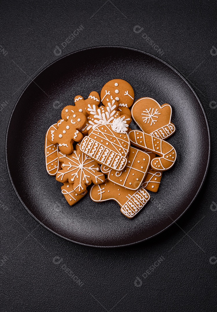 Biscoitos de gengibre decorados, um clássico da culinária natalina