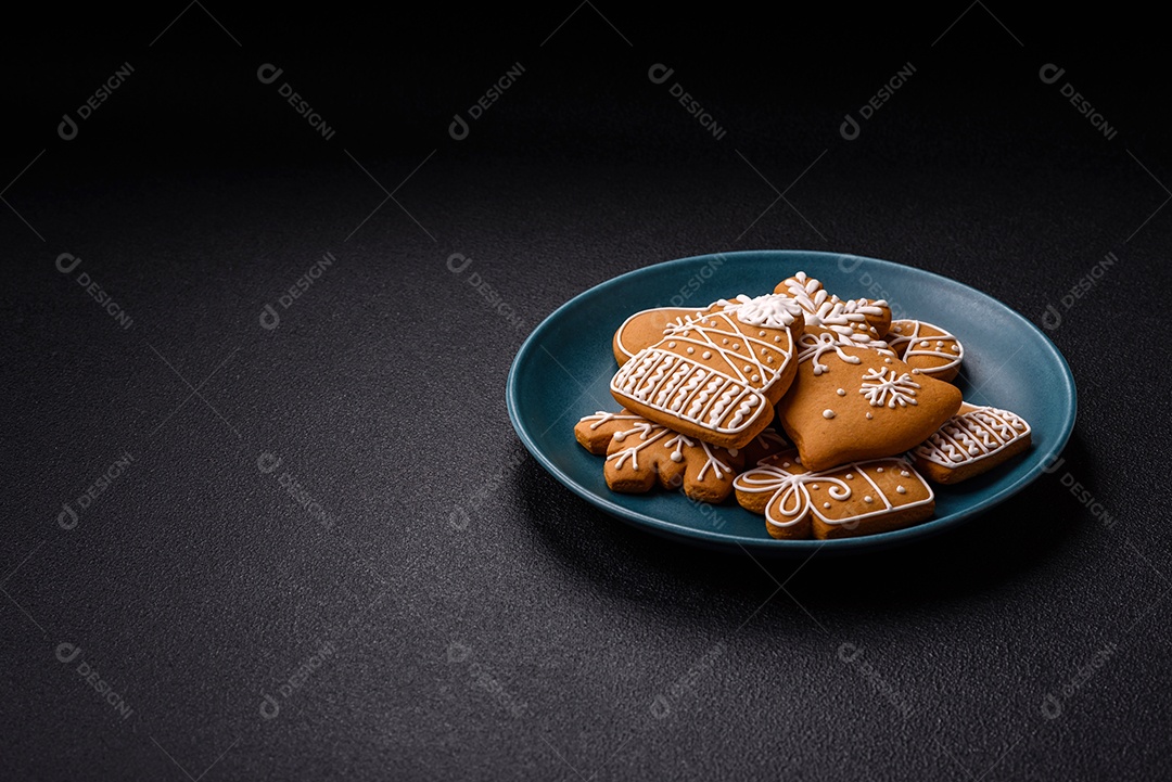 Biscoitos de gengibre decorados, um clássico da culinária natalina