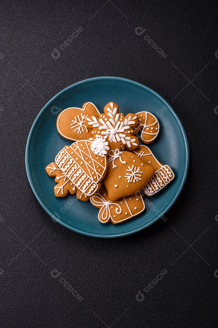 Biscoitos de gengibre decorados, um clássico da culinária natalina