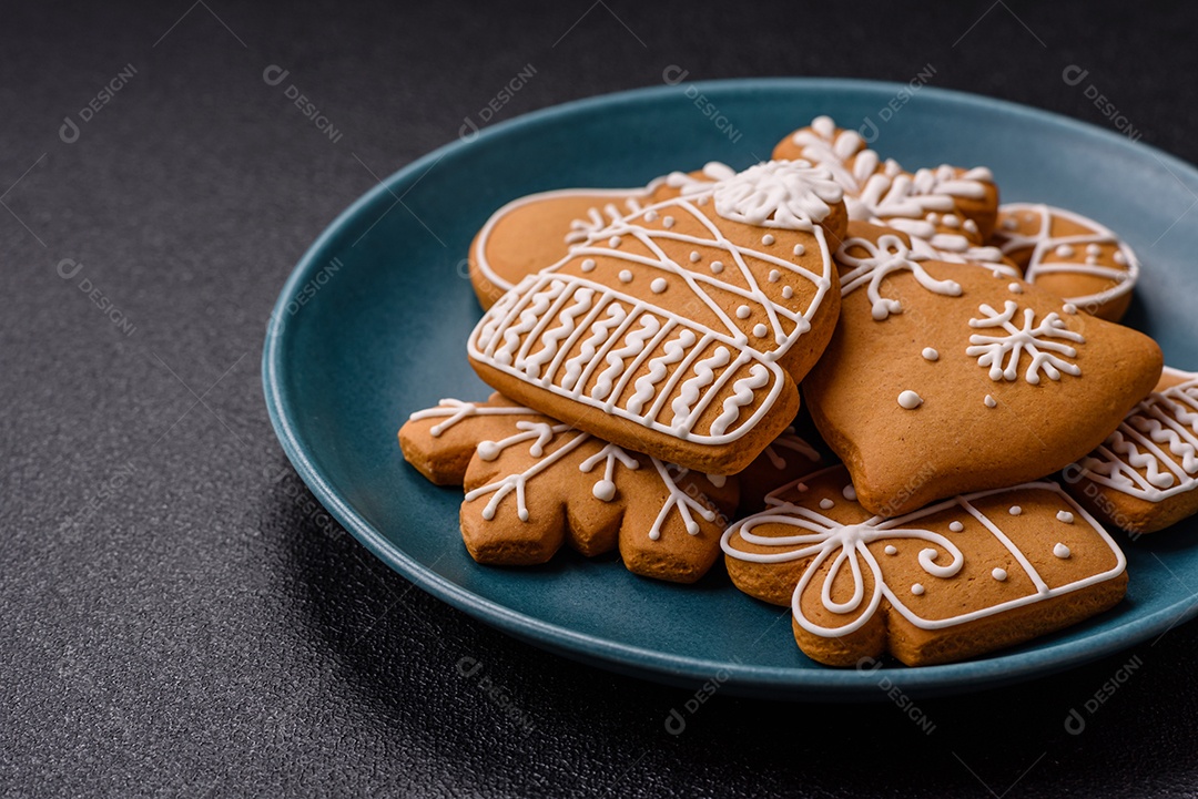 Biscoitos de gengibre decorados, um clássico da culinária natalina
