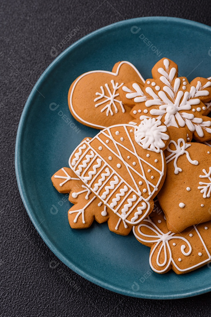 Biscoitos de gengibre decorados, um clássico da culinária natalina