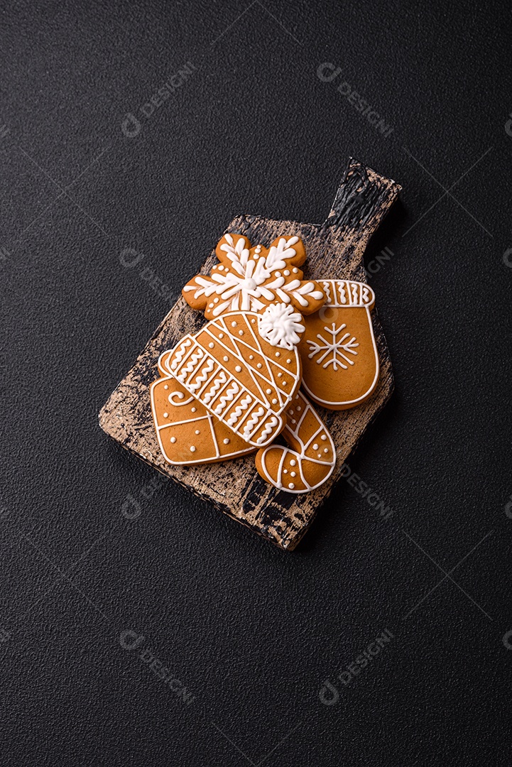 Biscoitos de gengibre decorados, um clássico da culinária natalina