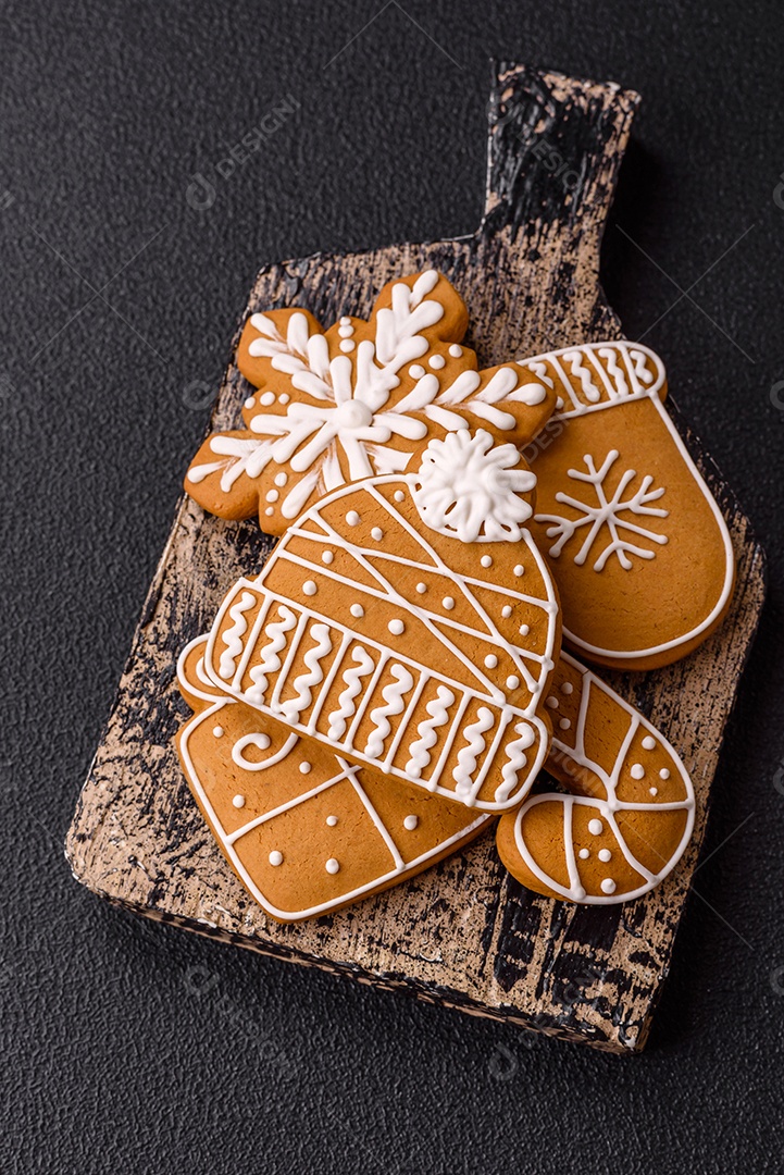 Biscoitos de gengibre decorados, um clássico da culinária natalina