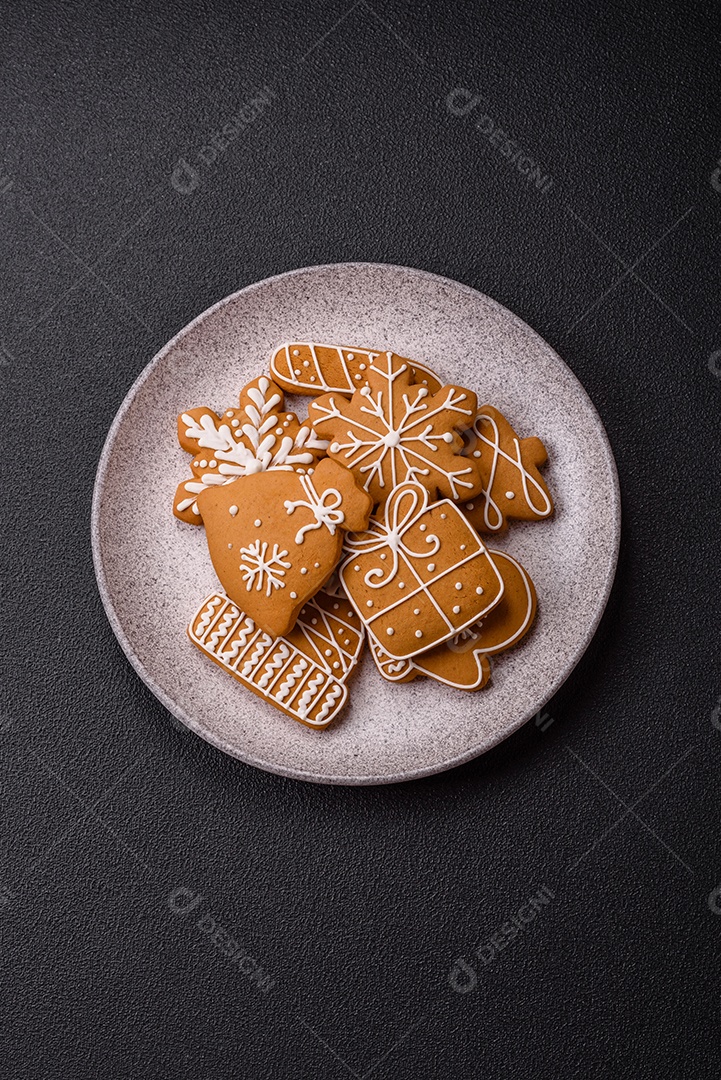 Biscoitos de gengibre decorados, um clássico da culinária natalina