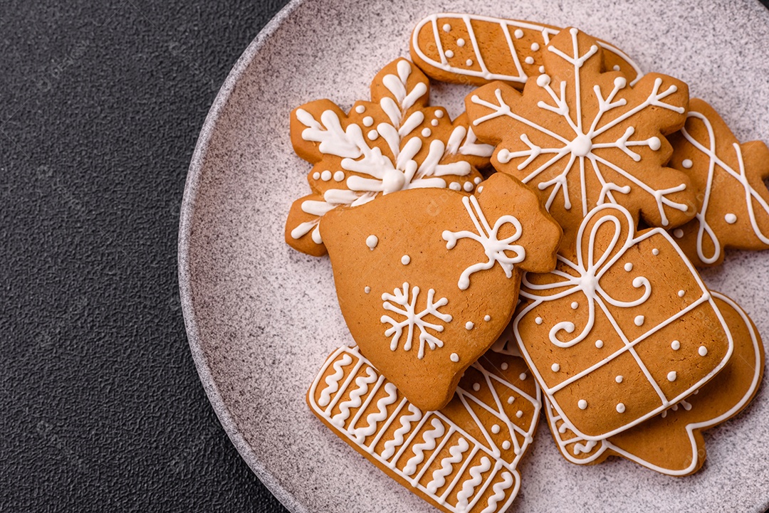 Biscoitos de gengibre decorados, um clássico da culinária natalina