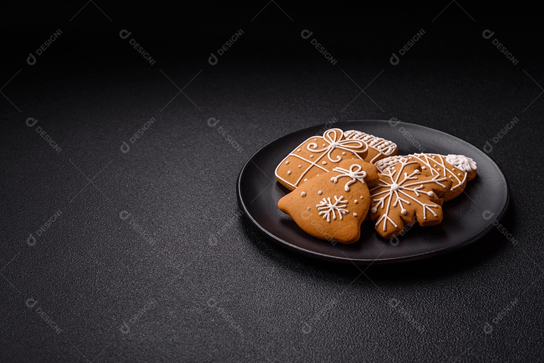 Biscoitos de gengibre decorados, um clássico da culinária natalina