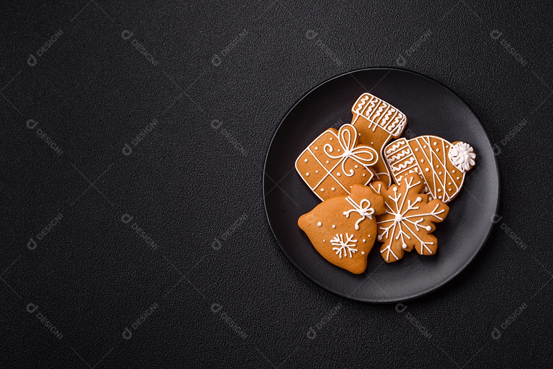Biscoitos de gengibre decorados, um clássico da culinária natalina