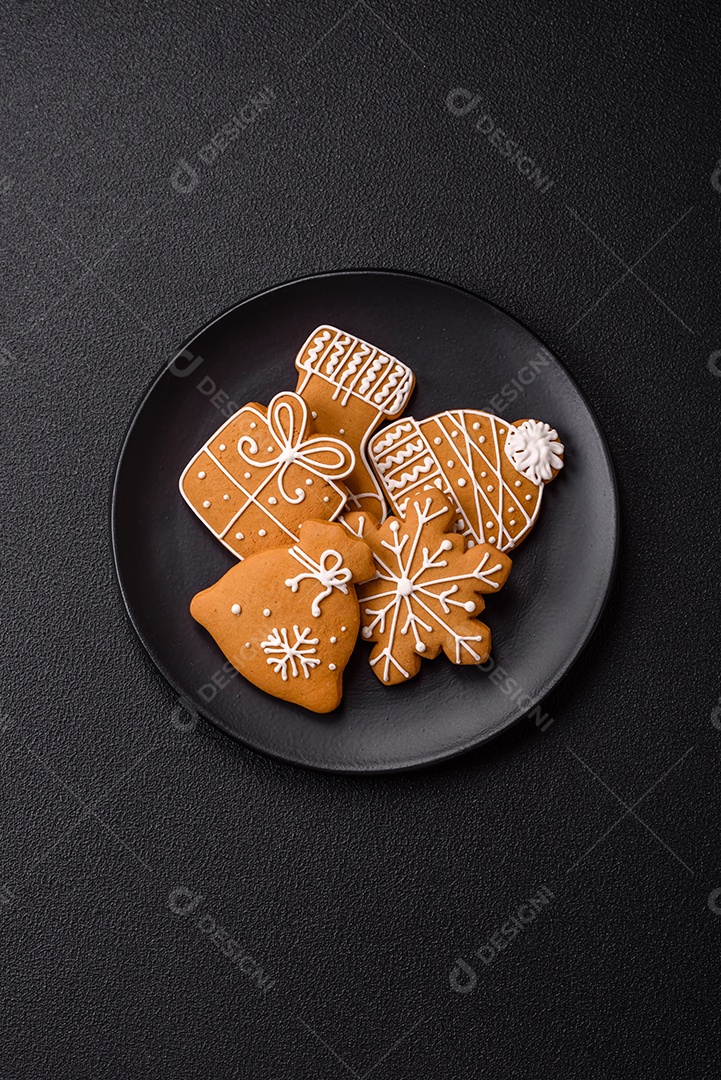 Biscoitos de gengibre decorados, um clássico da culinária natalina