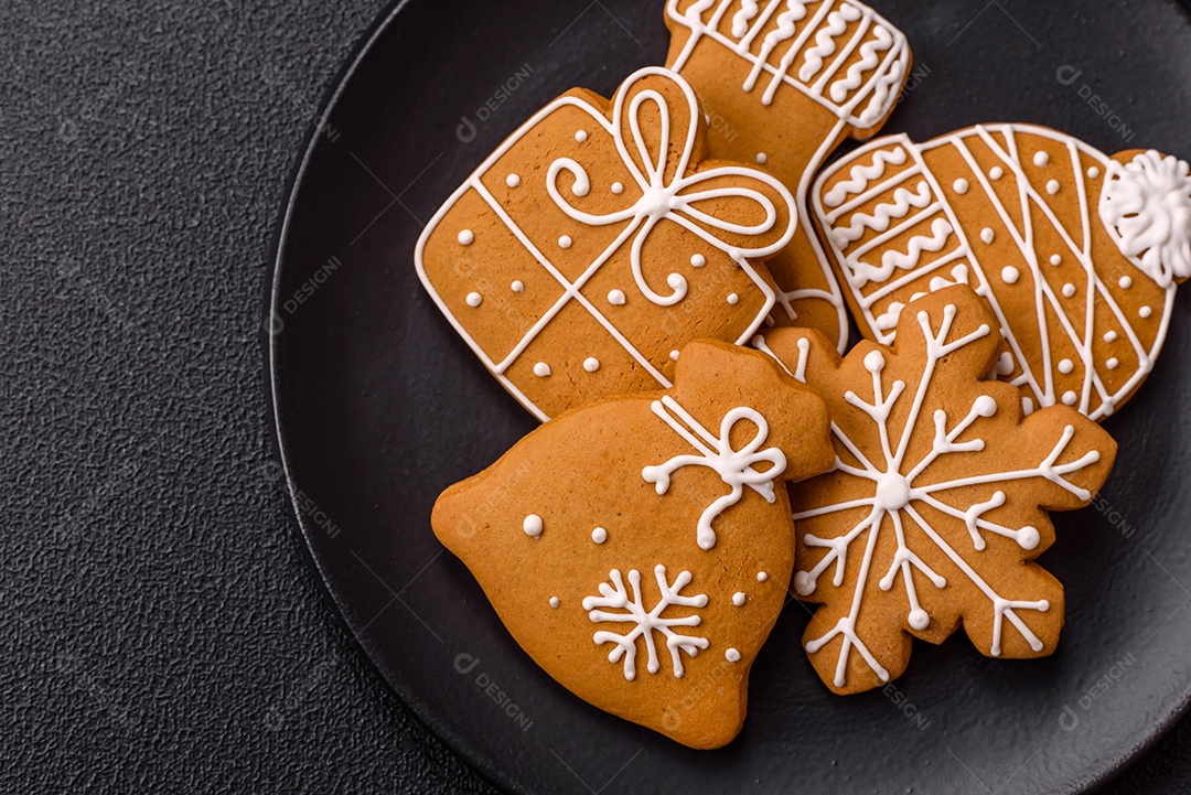 Biscoitos de gengibre decorados, um clássico da culinária natalina