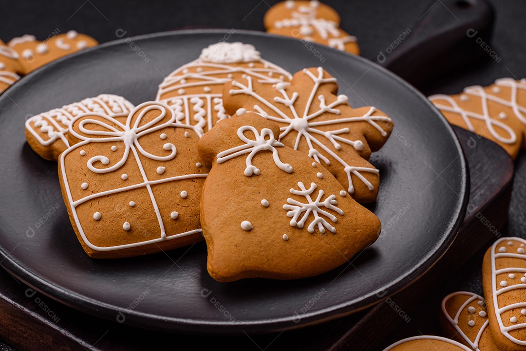 Biscoitos de gengibre decorados, um clássico da culinária natalina