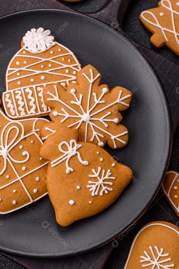 Biscoitos de gengibre decorados, um clássico da culinária natalina