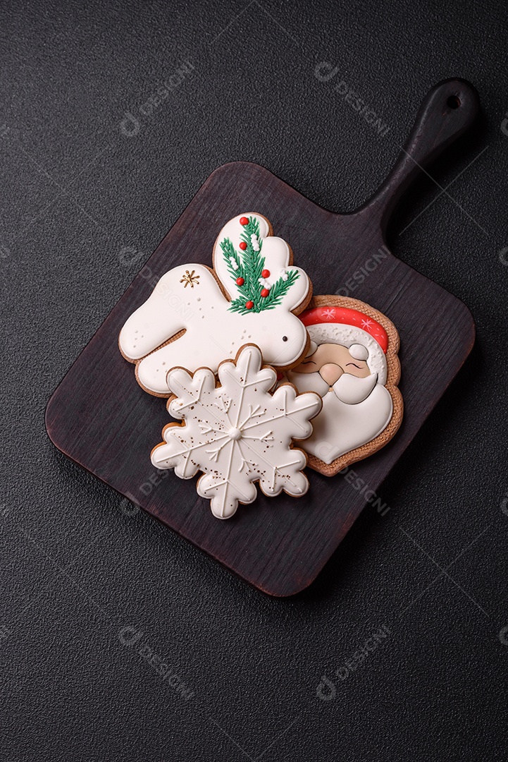 Biscoitos de gengibre decorados, um clássico da culinária natalina