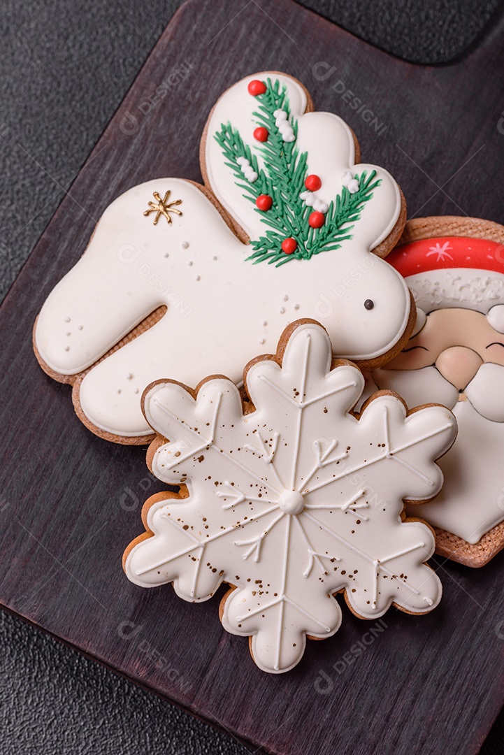 Biscoitos de gengibre decorados, um clássico da culinária natalina