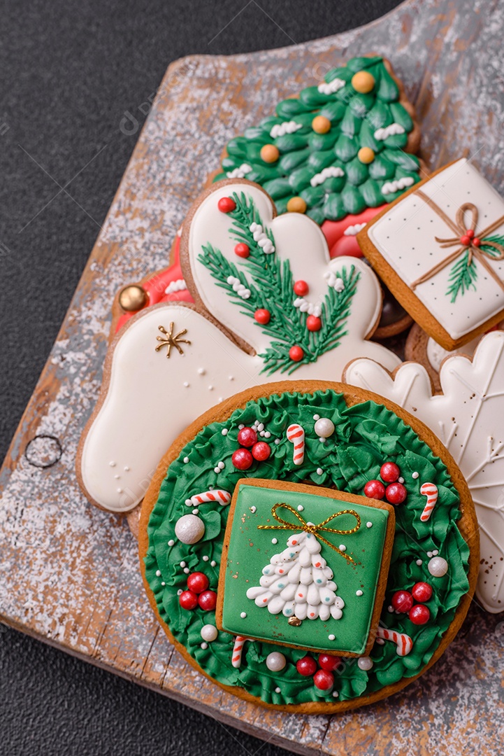 Biscoitos de gengibre decorados, um clássico da culinária natalina