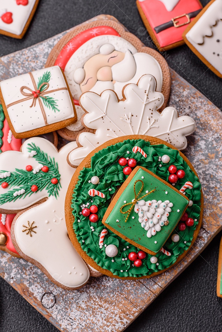 Biscoitos de gengibre decorados, um clássico da culinária natalina