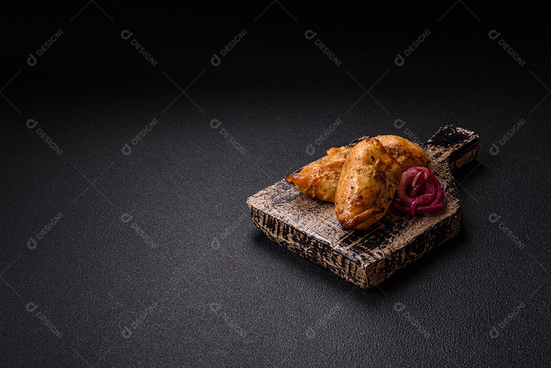 Imagem mostra dois sanduíches de queijo grelhado, ou grilled cheese, em uma tábua de corte de madeira