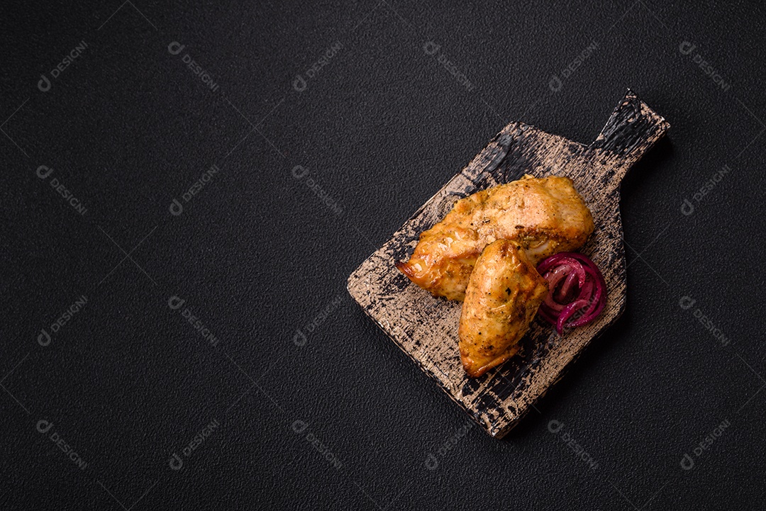 Imagem mostra dois sanduíches de queijo grelhado, ou grilled cheese, em uma tábua de corte de madeira