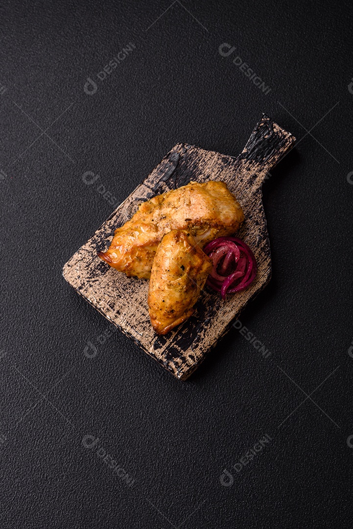 Imagem mostra dois sanduíches de queijo grelhado, ou grilled cheese, em uma tábua de corte de madeira