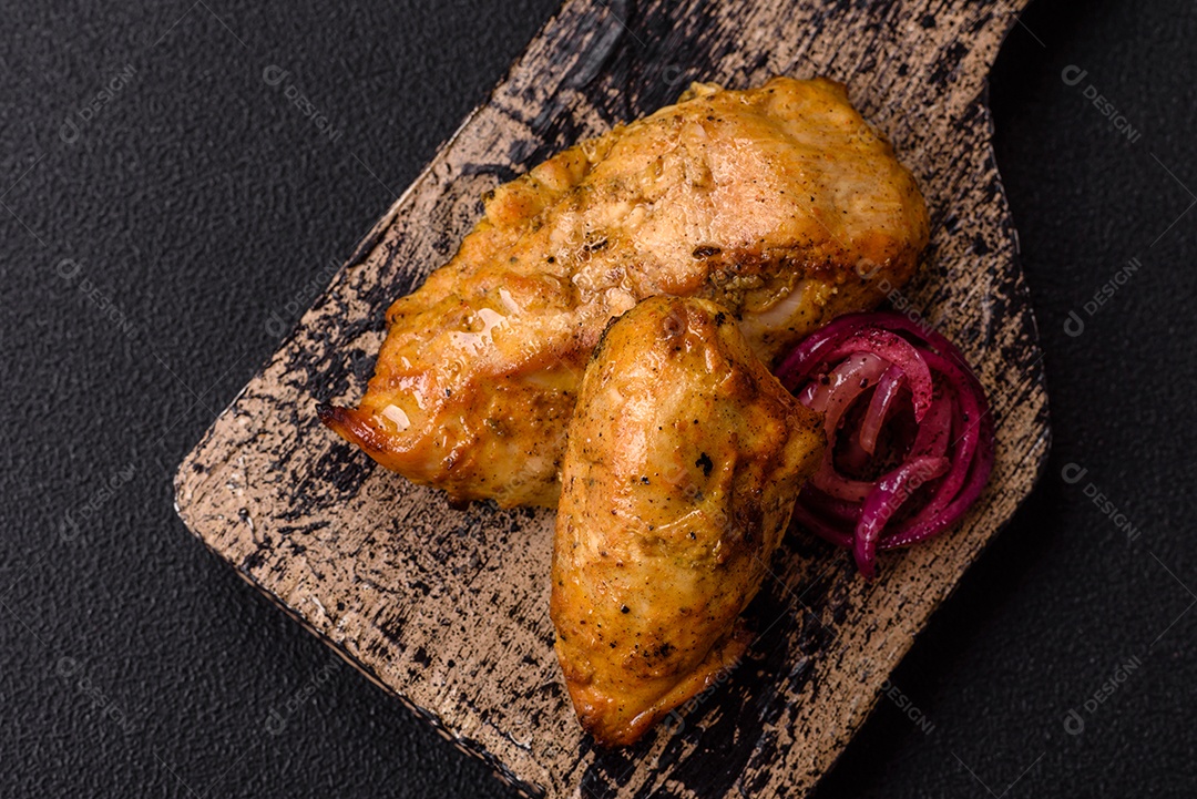 Imagem mostra dois sanduíches de queijo grelhado, ou grilled cheese, em uma tábua de corte de madeira