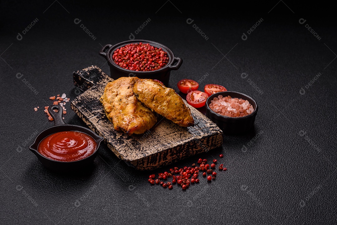 Filés de frango grelhados ou assados, acompanhados de tomates cereja, cebola roxa em rodelas e alguns temperos ou especiarias em grãos e em pó. Há também um molho vermelho em um recipiente separado, que pode ser ketchup ou outro molho à base de tomate