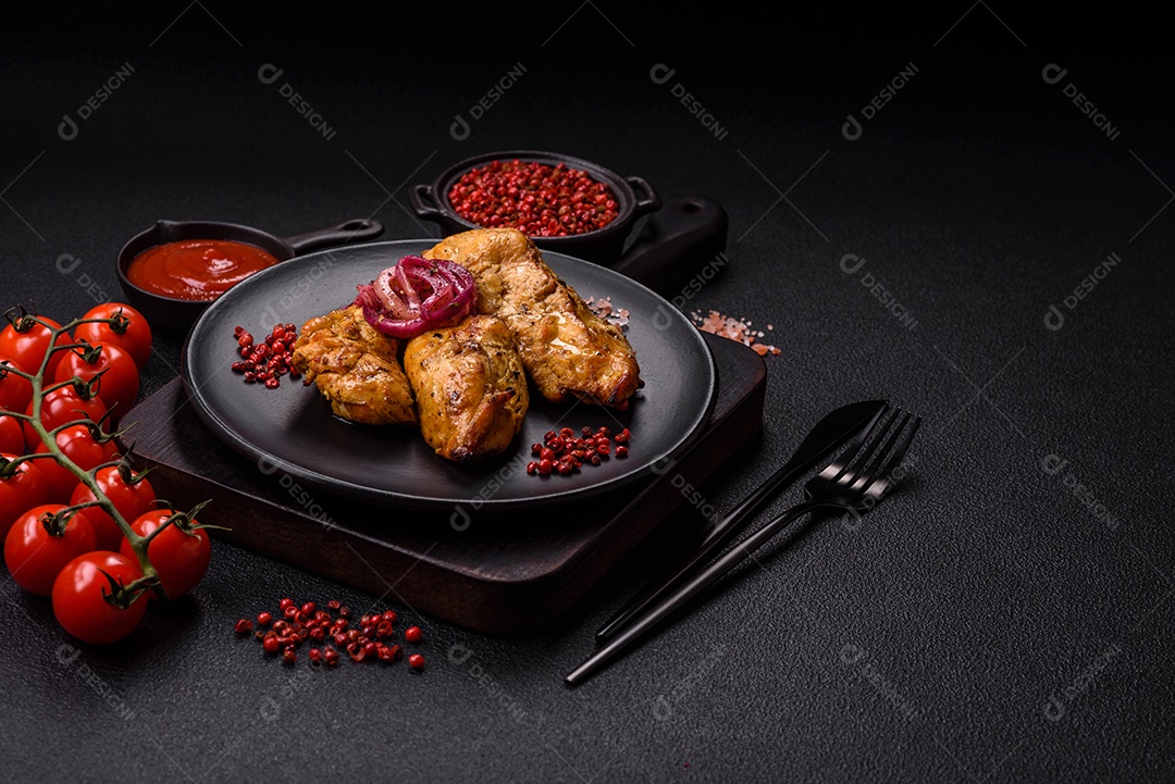 Filés de frango grelhados ou assados, acompanhados de tomates cereja, cebola roxa em rodelas e alguns temperos ou especiarias em grãos e em pó. Há também um molho vermelho em um recipiente separado, que pode ser ketchup ou outro molho à base de tomate
