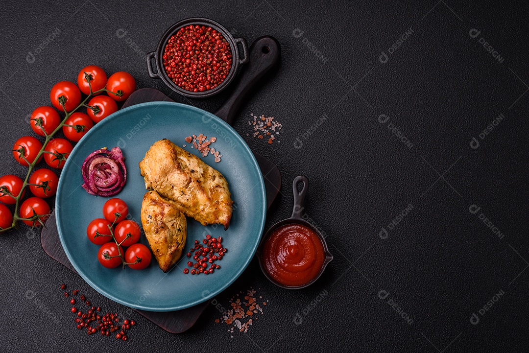 Filés de frango grelhados ou assados, acompanhados de tomates cereja, cebola roxa em rodelas e alguns temperos ou especiarias em grãos e em pó. Há também um molho vermelho em um recipiente separado, que pode ser ketchup ou outro molho à base de tomate
